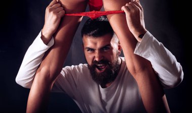 Vücuduma dokunma. Kadın ve şehvetli patronu. Seksi kadın sevgilisiyle. Hayır kadınlar taciz. İş ve dur cinsel taciz, cinsel taciz. Tecavüz ve cinsel taciz için kadın elini tutarak el mans.