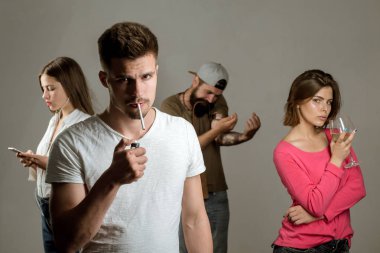 Sigara bağımlılığı durdurmak. Gerçek sosyal sorun. Uyuşturucu bağımlısı ya da tıbbi kötüye kavramı. Üzgün adam kamera seyir depresyon ile.