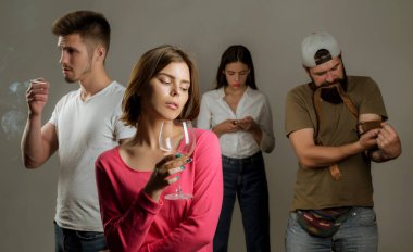 Alkol bağımlılığı durdurmak. Alkol sigara ve uyuşturucu gibi bağımlılık grubu. Ağır uyuşturucu ve alkol bağımlısı. Alkol bağımlılığı olan ciddi üzgün kadın.