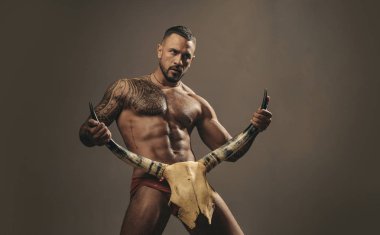 Ön sevişme cinsel oyununa hükmetmek. Baskın itaat et, soyun ve bir partneri baştan çıkar. Bondage ve bdsm ürünleri satan bir dükkan. Dövmeli, vahşi, yakışıklı bir adam. Erkekler Brutal modeller yapar.