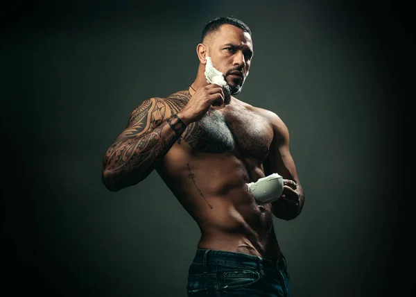 Frisör - rakar och trim. Frisör och frisör. Rakning man och razor man. Idéer om Barbershop barberare och frisör salong. Porträtt av eleganta mannen skägg. — Stockfoto