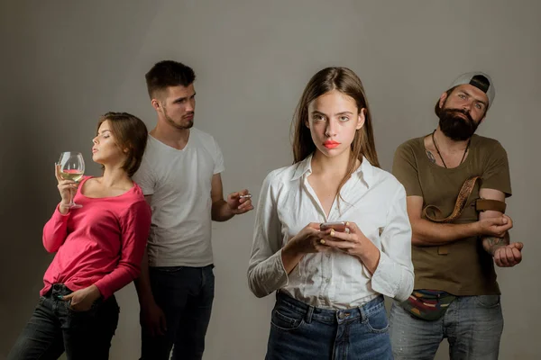 사회 미디어 오늘입니다. 사람들이 손 모바일 스마트 전화 중독. 소셜 네트워킹에 중독 되어. 게임 중독을 중지 합니다. 사회 문제를 가진 슬픈 십 대 소녀. — 스톡 사진