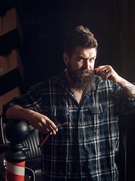 Herramientas de barbería sobre fondo de madera vieja con espacio de copia. Antiguo puesto de peluquería vintage de moda. Peluquero de visita en la peluquería. Peluquero profesional en el interior de la peluquería . — Foto de Stock