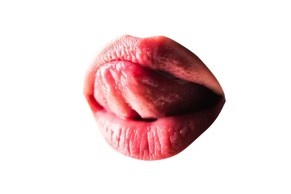 Sexy mollige volle lippen. Womens geheimen. Sexy mond met sensuele tong close-up met natuurlijke naakt lippenstift. Lokken tong toont passie en haar vrouwelijke seksualiteit. De sensuele lippen schoonheid met lik tong. — Stockfoto