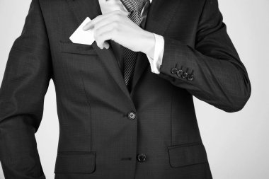 genç adam boş kartvizit ceket cebinden dışarı alır