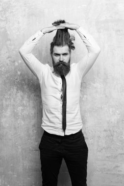 ciddi yüz uzun sakallı sakallı adam ile berber