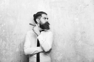 adam ciddi bir yüz yasaktır puro üzerinde