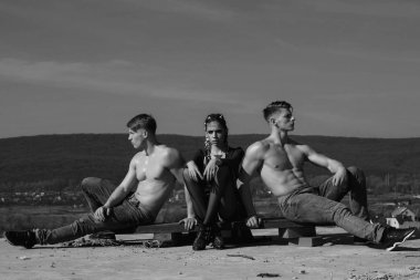 İkizler ve saç modeli ile kız.