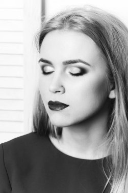 Kapalı gözler, kırmızı dudaklar ve profesyonel makyaj ile kız