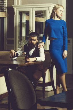 Şarap dökülen adam duran kadın