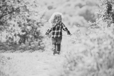 Bahar ya da yaz park yolundaki üzerinde çalıştırmak çocuk