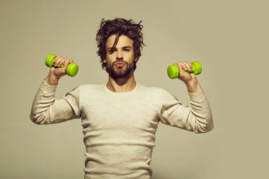 Sabah egzersiz halter, adamın saç uncombed