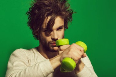 adam sabah egzersiz yaparak halter egzersiz