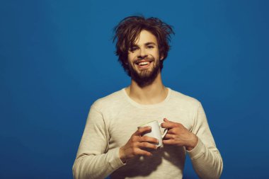 çay veya kahve ile mutlu adam