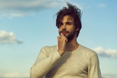 adam fırça diş macunu üzerinde mavi gökyüzü, metroseksüel