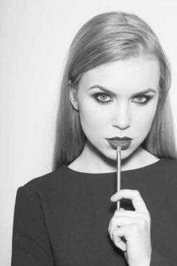 kız makyaj fırçası ile