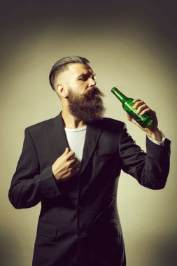 Sakallı adam bira şişesi ile