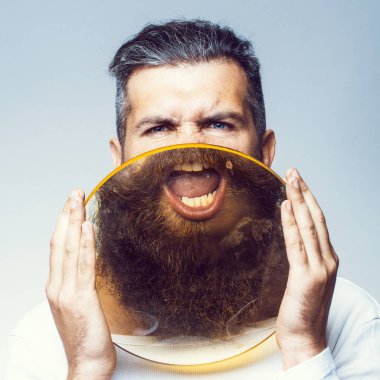 Büyüteç ile sakallı adam