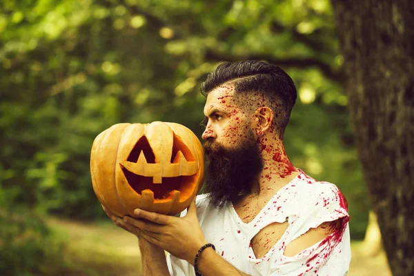 Halloween homme avec citrouille et sang — Photo