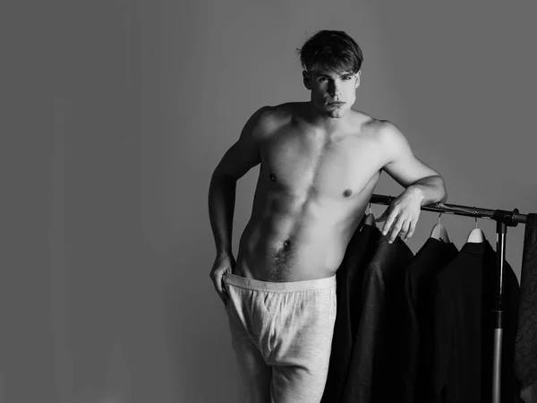 Uomo sceglie camicia nell'armadio in biancheria intima pantaloni — Foto Stock