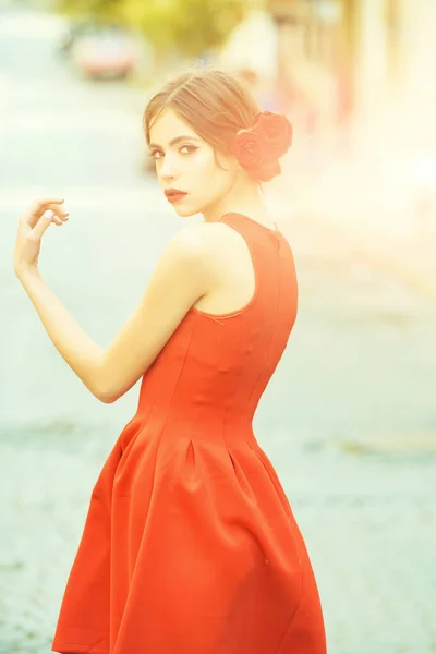 Mulher de beleza em vestido vermelho elegante andando na estrada — Fotografia de Stock