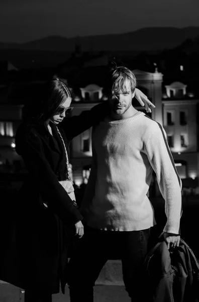 Pár muž a dívka na rozostřené noční osvětlení města — Stock fotografie