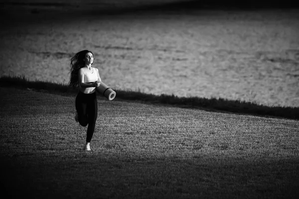 Fille ensoleillée en plein air avec tapis de fitness . — Photo