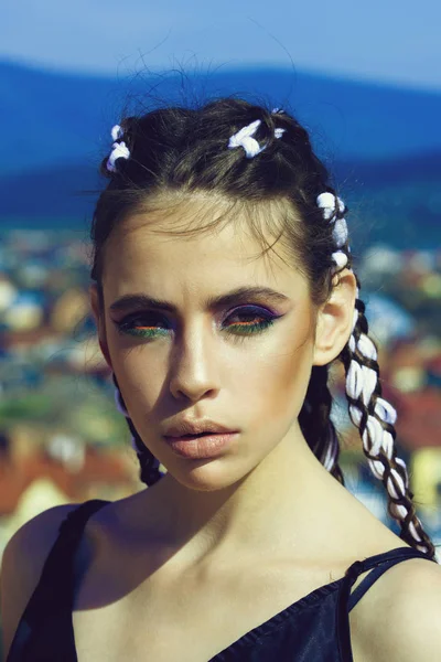 Chica con maquillaje de moda en el fondo del cielo azul . —  Fotos de Stock