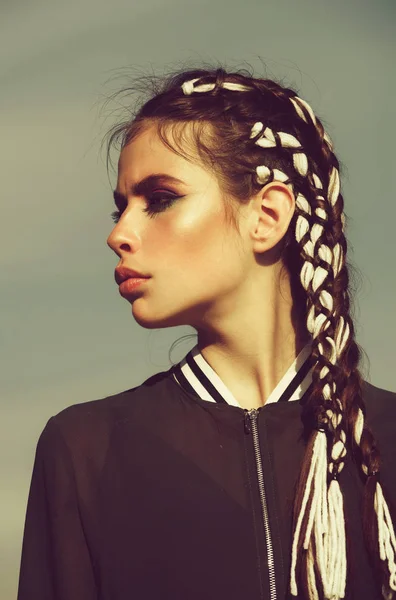 Menina na moda, mulher com penteado indie longo — Fotografia de Stock