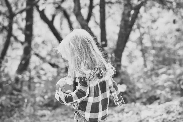 소녀 또는 소년 긴 금발 머리와 함께 공 놀이 — 스톡 사진