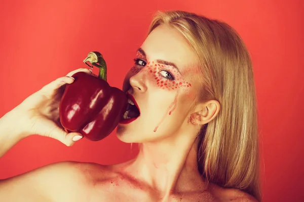 Mooie blonde vrouw met creatieve modieuze make-up beet paprika — Stockfoto