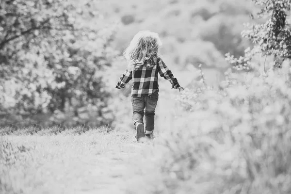 Bahar ya da yaz park yolundaki üzerinde çalıştırmak çocuk