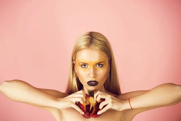 Vrouw houd rode paprika op de roze achtergrond, hart — Stockfoto