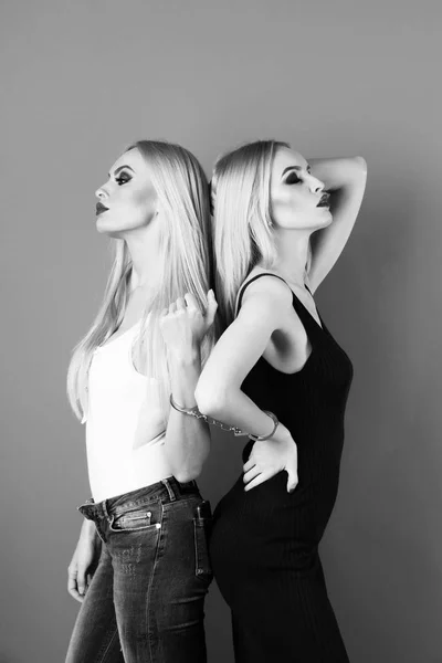 Mulheres gêmeas, amigos com maquiagem brilhante — Fotografia de Stock