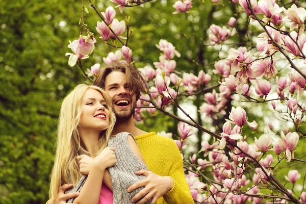 Pareja romántica enamorada en primavera jardín en floreciente magnolia —  Fotos de Stock