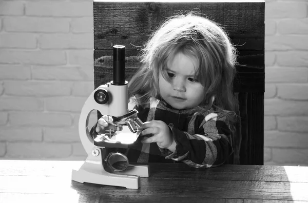 Estudante menino com estudo microscópico no local de trabalho educacional — Fotografia de Stock