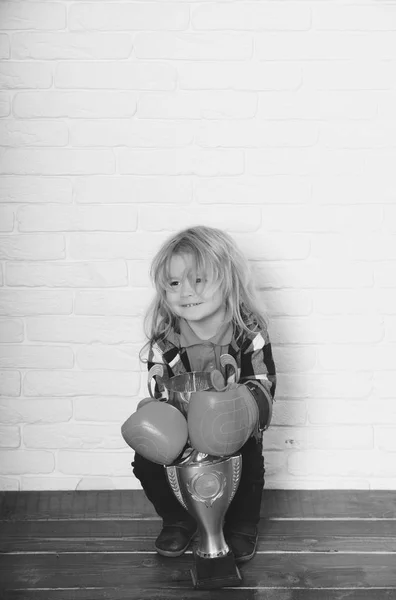 Счастливый ребенок победитель в боксерской перчатке победитель золотой кубок чемпиона — стоковое фото