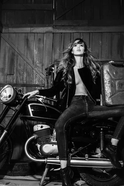 Paslı metal bidon kadınla motorcu — Stok fotoğraf