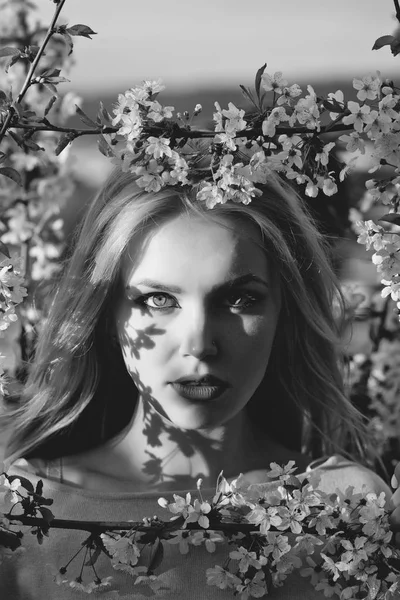 Jara a mládí, dívka s rozkošný obličej v květinové rámu — Stock fotografie