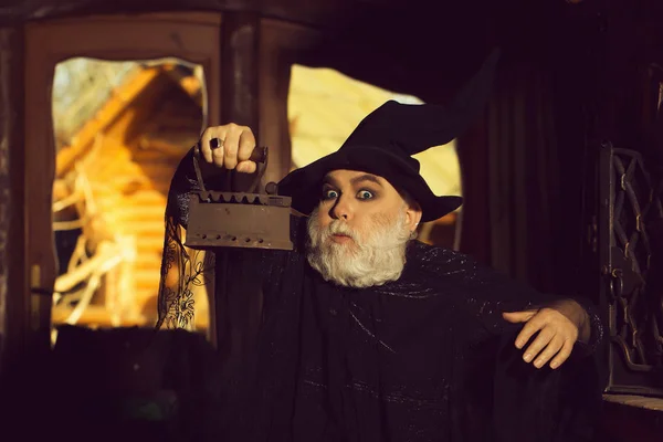Oude wizard met kolen strijkijzer — Stockfoto