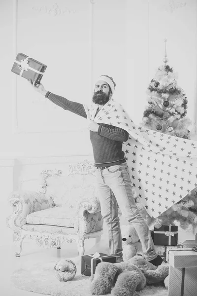クリスマス サンタ帽子の男はプレゼント ボックスを保持します。 — ストック写真