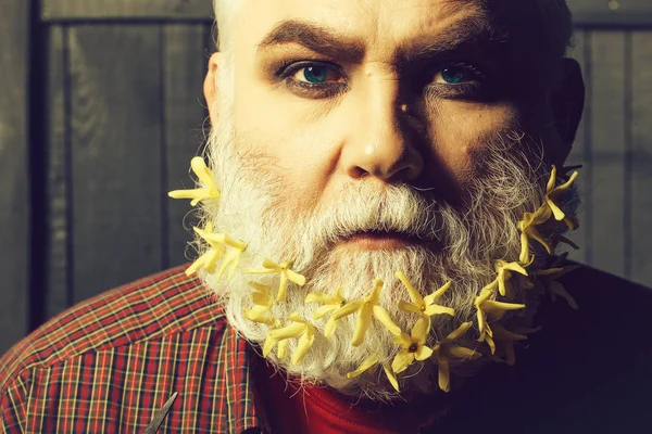 Старик с цветами в бороды — стоковое фото