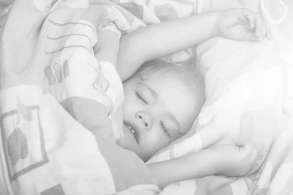 Criança dorme na cama . — Fotografia de Stock