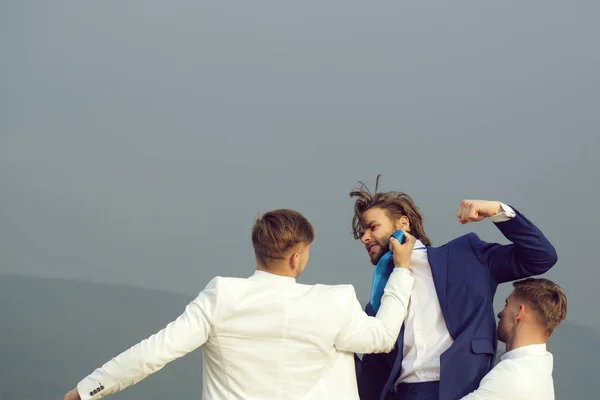 Junge Leute kämpfen in der Natur vor blauem Himmel — Stockfoto