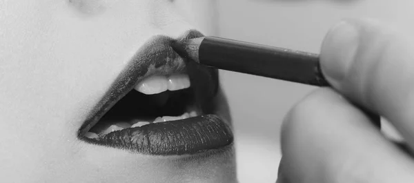 Läppar blir röd penna makeup för manlig hand — Stockfoto