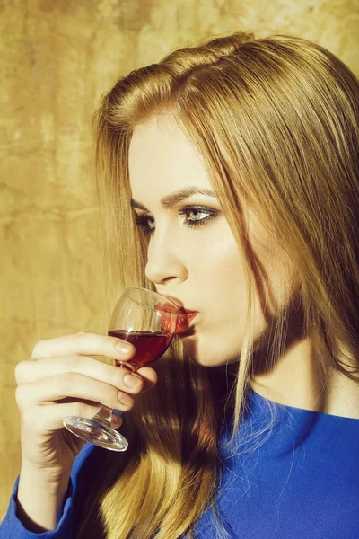 레드 와인의 유리를 마시는 여자 — 스톡 사진