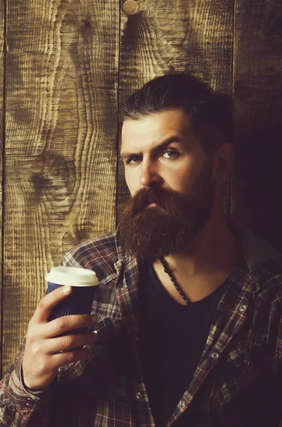 Café de la mañana en el hombre posando con taza de plástico azul — Foto de Stock