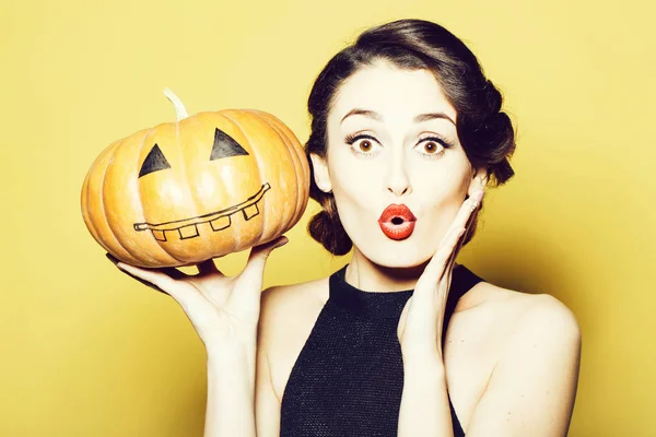 Jonge vrouw met Halloween pompoen — Stockfoto