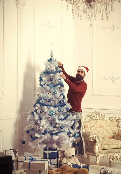 Ano Novo cara decorar árvore de Natal azul . — Fotografia de Stock