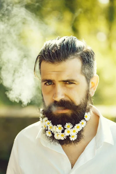 Stilig man med blommor i skägg — Stockfoto